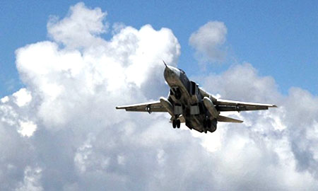 Một chiếc Su-24 cất cánh từ căn cứ ở Latakia, Syria, để không kích Nhà nước Hồi giáo.
